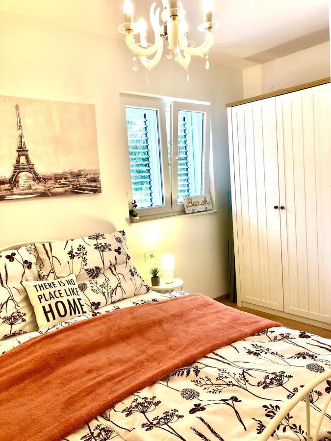 Flora Apartment